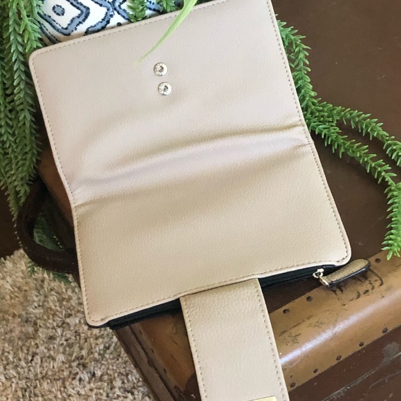 Kenneth Cole Ladies Wallet; neutral sand color perfect for summer! - Picture 4 of 7